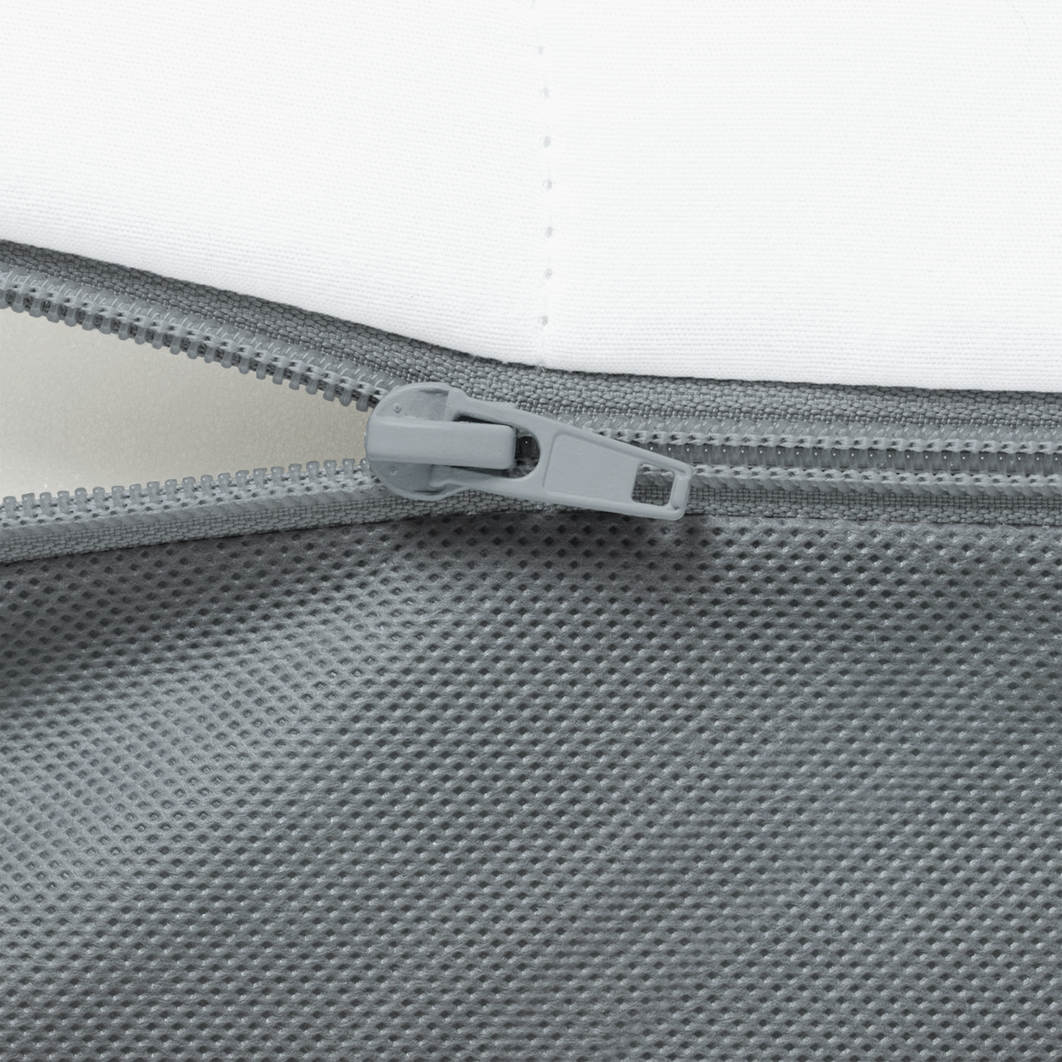 Detailaufnahme eines abnehmbaren Matratzenbezugs mit praktischem Reissverschluss – ideal zum Waschen und Pflegen