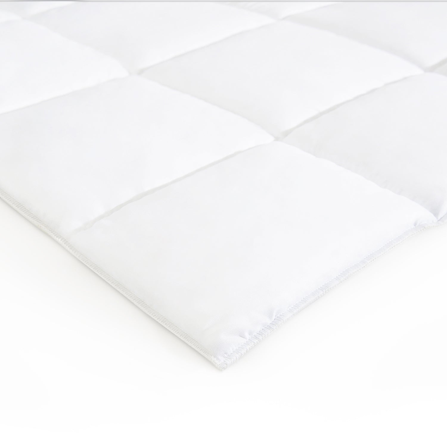 Detailansicht der Winterbettdecke aus Mikrofaser mit dichter Karo-Steppung – extra warm, weich und ideal für kalte Nächte.