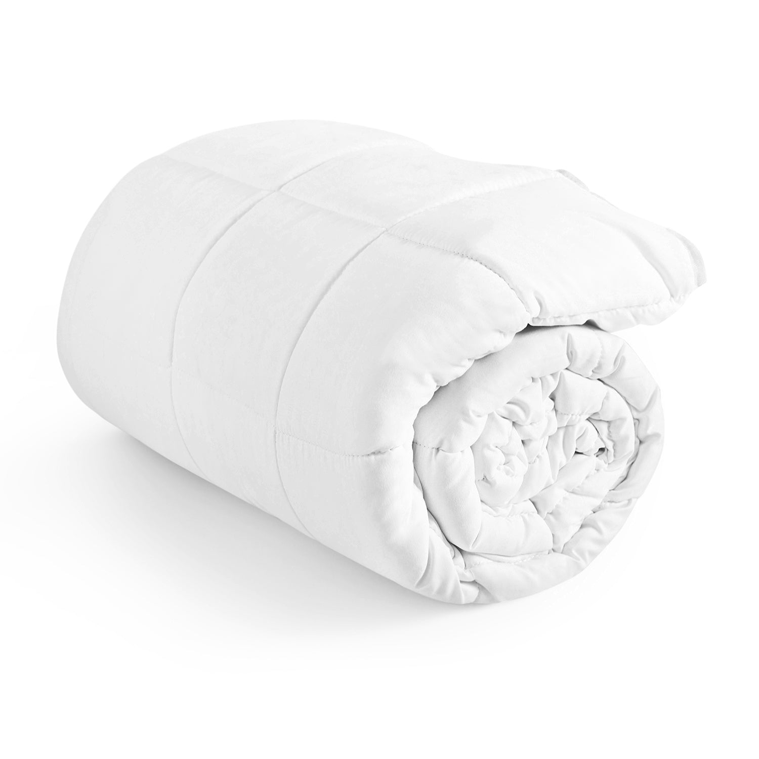 Aufgerollte Winter-Steppdecke aus weißer Mikrofaser – platzsparend, formstabil und ideal für Lagerung oder Transport.