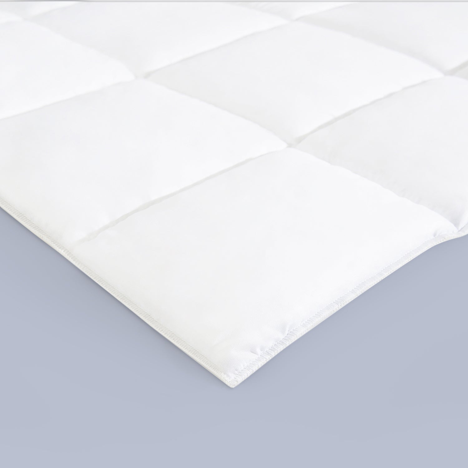 Hochwertige Mikrofaser-Steppbettdecke mit feiner Eckverarbeitung und atmungsaktiver Oberfläche