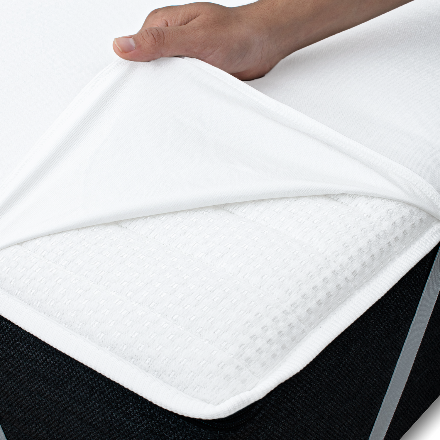 Hand hebt elastischen Matratzenschoner an – zeigt flexible Passform und weiche, atmungsaktive Oberfläche mit Nässeschutz