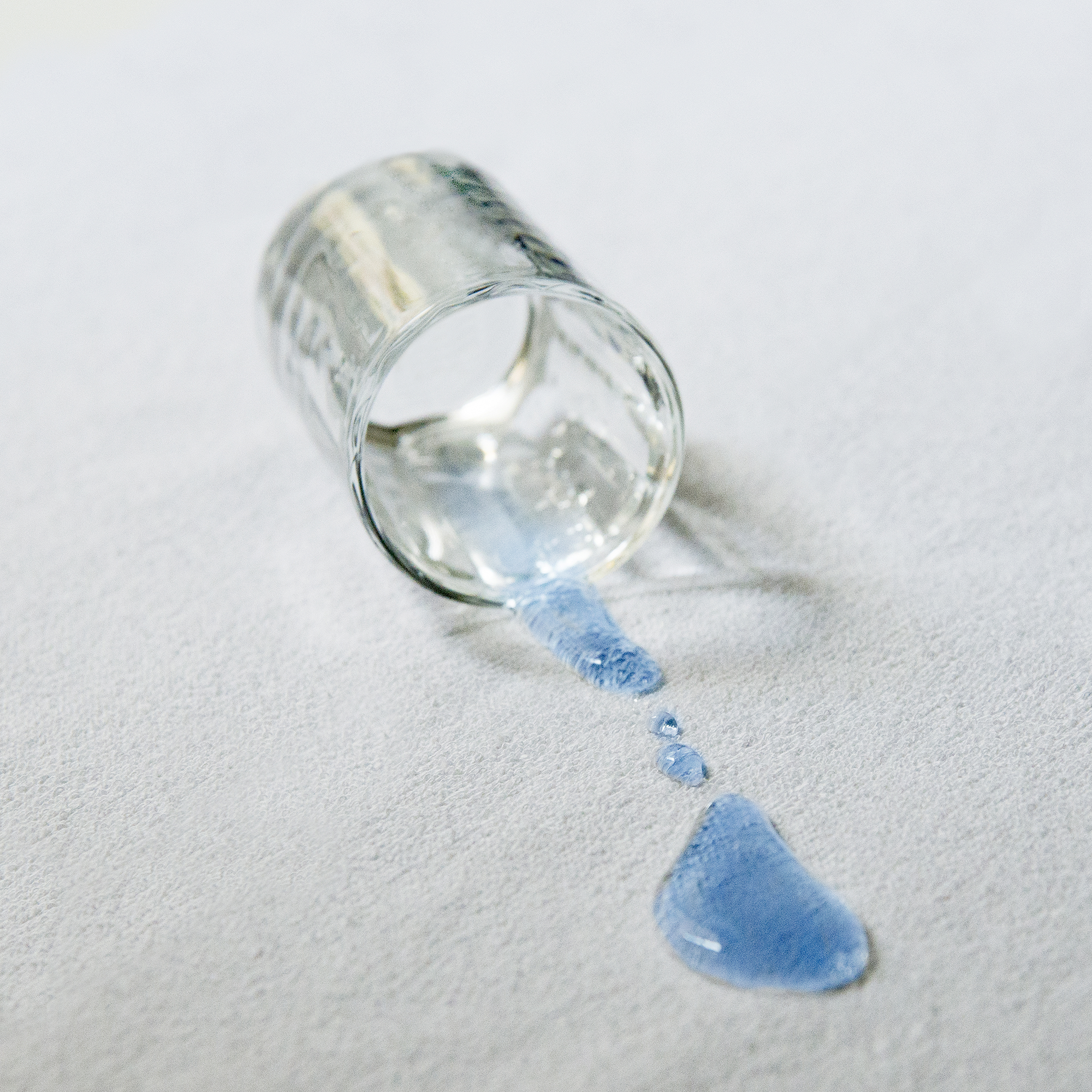 Flüssigkeitstest auf wasserdichter Matratzenschoner-Oberfläche – schützt zuverlässig vor Feuchtigkeit, Urin, Schweiß und Flecken